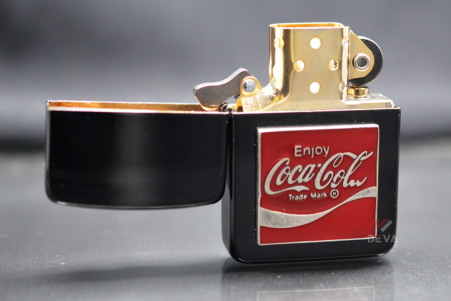 Zippo Tái Bản 1941 Đen Bóng Ốp Emblem Coca-Cola