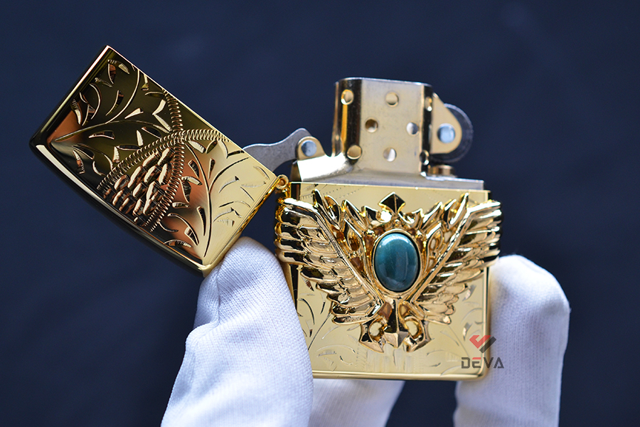 Zippo mạ vàng hoa văn chìm ốp Emblem Cổ Ngọc ZN318