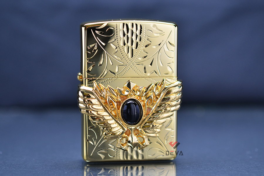 Zippo mạ vàng hoa văn chìm ốp Emblem Cổ Ngọc ZN318