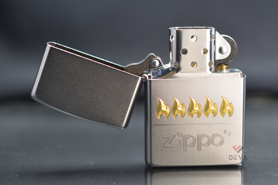 Bật lửa Zippo ZK72: Bật lửa Zippo ZK72 được nâng cấp tính năng tự động thổi lửa cùng thiết kế vượt trội, mang đến trải nghiệm sử dụng hoàn toàn mới lạ cho người dùng. Đừng bỏ lỡ cơ hội sở hữu chiếc bật lửa đẳng cấp này để thể hiện phong cách của bạn!