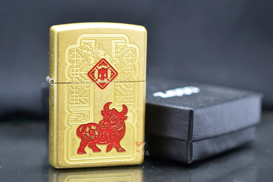 Zippo xuất Nhật vàng bụi in nổi chú trâu Tân Sửu ZN337