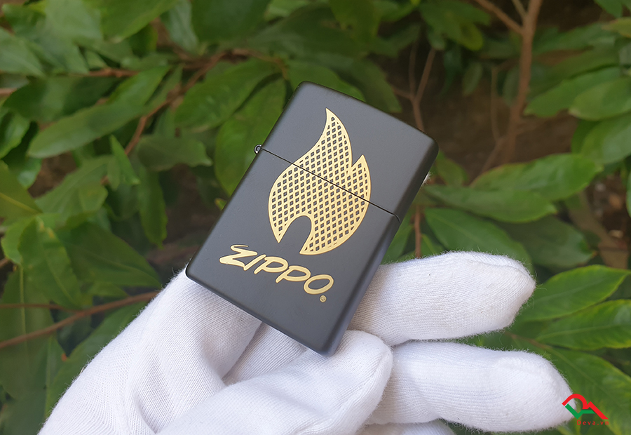 Zippo Sơn đen khắc hình ngọn lửa Z324