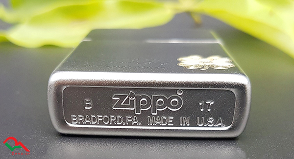 Zippo satin khắc cỏ 4 lá may mắn Z190