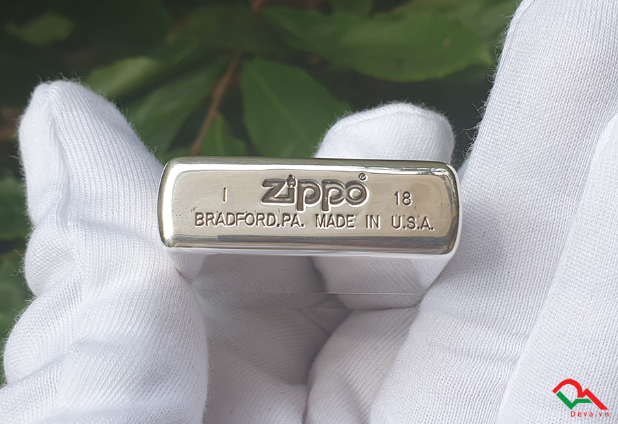 Zippo bạc khắc hình cá chép ZN172