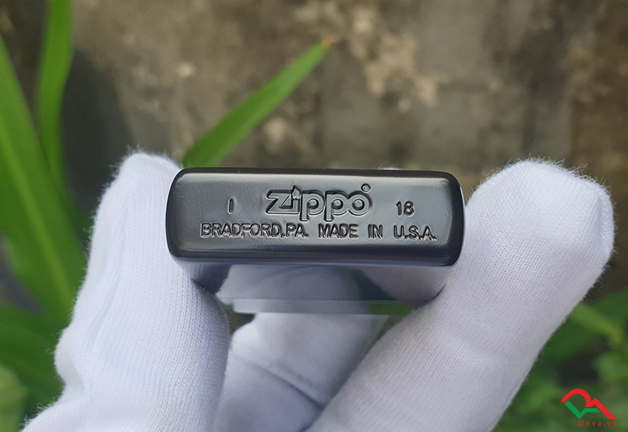 Zippo sơn đen hình cá chép vàng ZN174