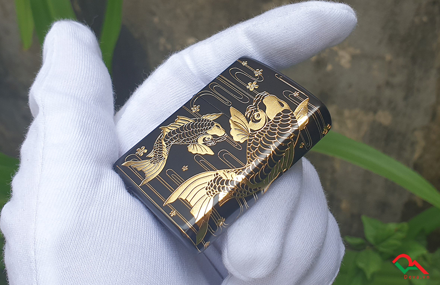 Zippo sơn đen hình cá chép vàng ZN174