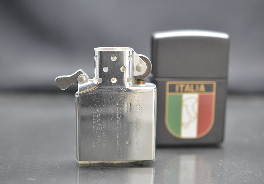 Được thiết kế với cờ Ý đầy sáng tạo, Zippo cờ Ý luôn là lựa chọn tuyệt vời cho những người yêu thích sự độc đáo. Với mỗi lần đánh lửa, chiếc bật lửa đầy phong cách này luôn thu hút được sự chú ý và gây ấn tượng mạnh mẽ. Nhấn vào hình ảnh để tìm hiểu thêm về sản phẩm độc đáo này.